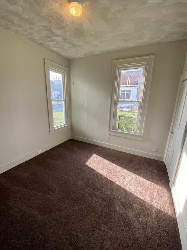 Building Photo - 812 Huestis Ave