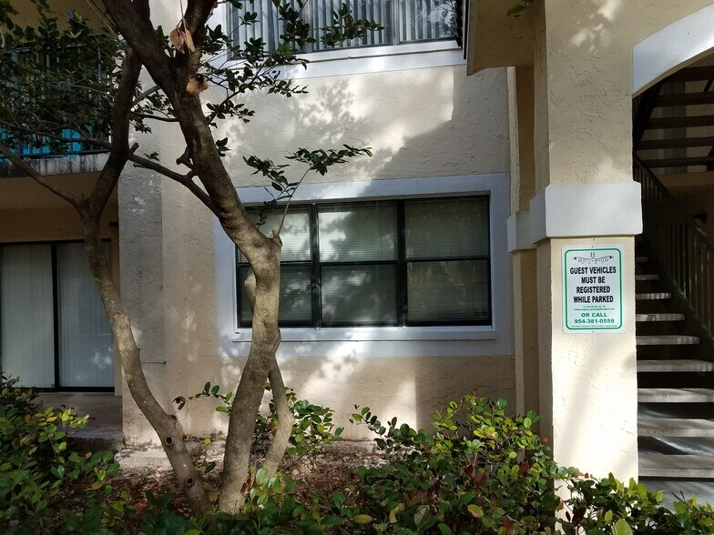 Building Photo - 550 S Park Rd