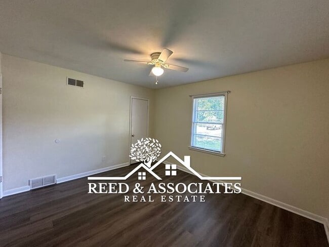 Building Photo - Cozy Collierville Home!!!