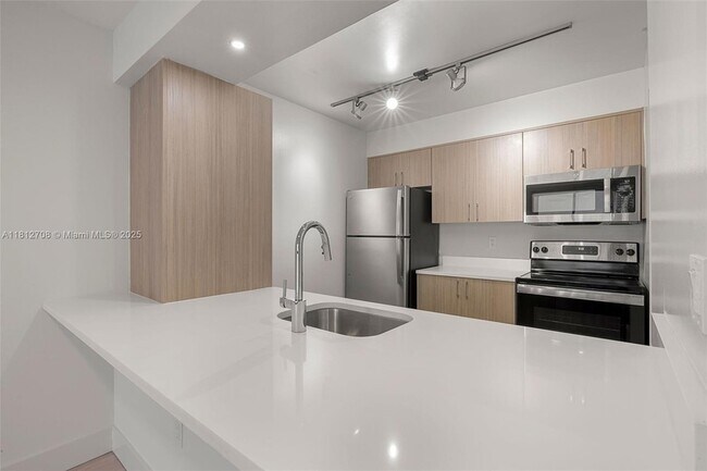 Building Photo - 1756 N Bayshore Dr