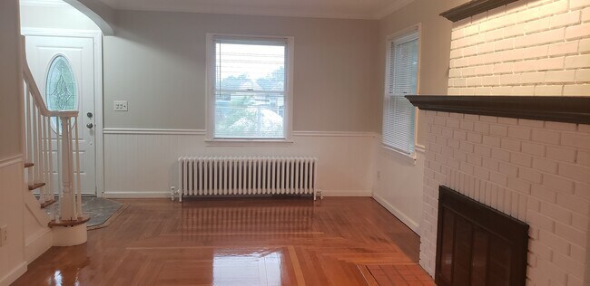 Building Photo - 54 Lambert St