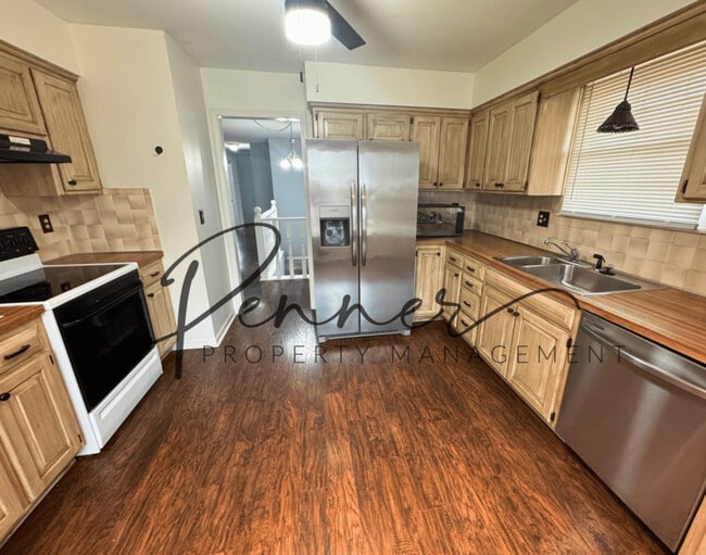 Building Photo - 1100 NW Oakridge Dr