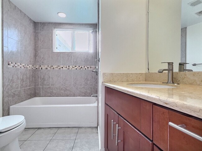 Building Photo - 3BD/2BA - Updated Charming Single Family Home in Great Location!