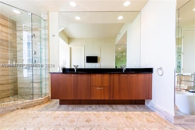 Building Photo - 16001 Collins Ave