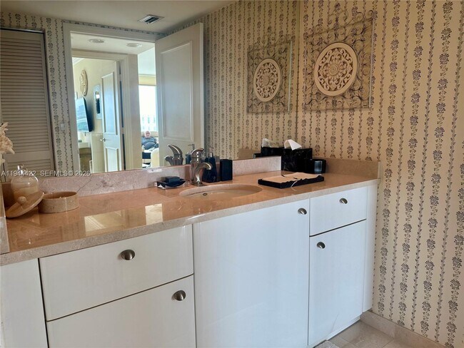 Building Photo - 16500 Collins Ave