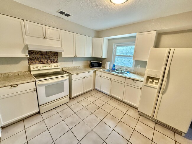 Primary Photo - 3215 E Jean St