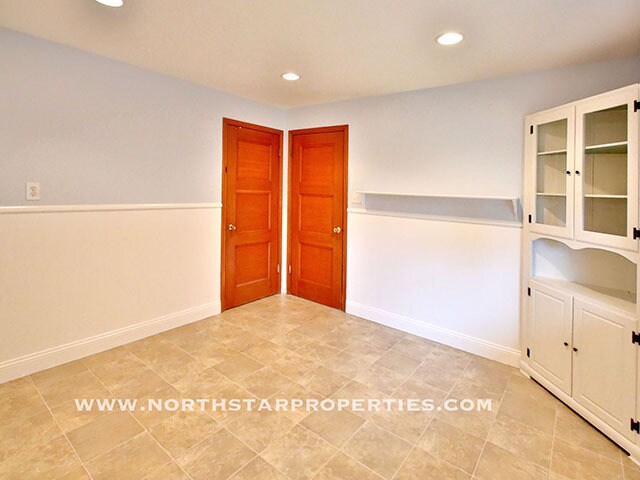 Building Photo - Great Lake Oswego Home Walking Distance to Everything