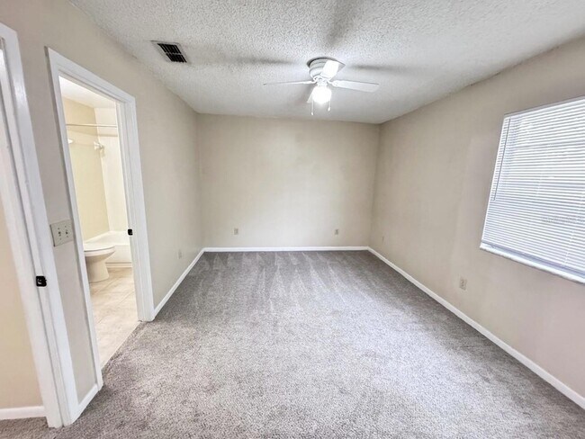 Building Photo - 10128 Lake Oak Cir