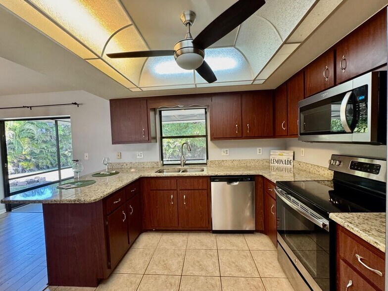 Building Photo - 3725 SW 6th Ave