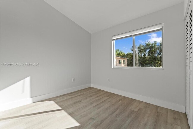 Building Photo - 6255 SW Kendale Lakes Cir