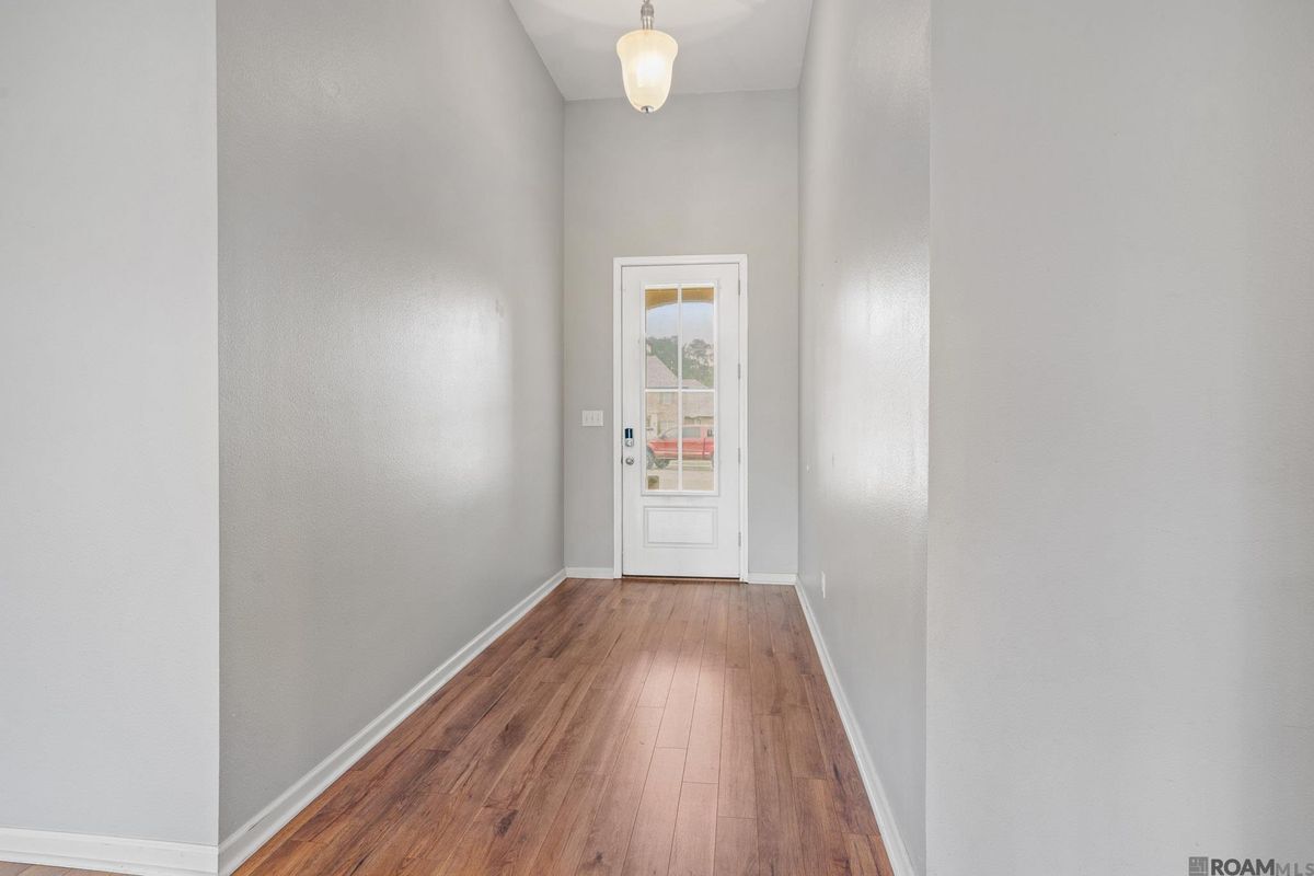 Building Photo - 13440 Larch Ct