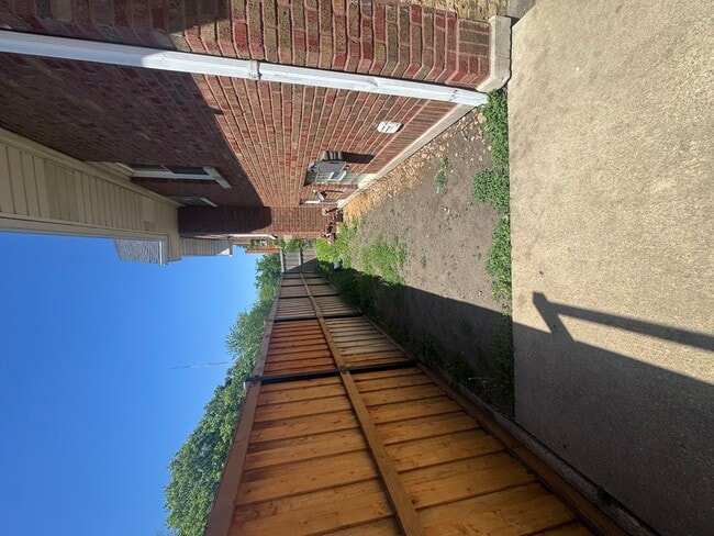 Building Photo - 4857 W Wellington Ave