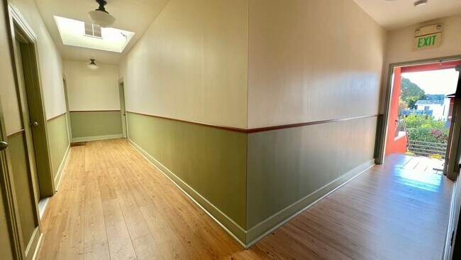 Building Photo - Beautiful Spacious 2 bd/1ba filled with light in Popular Neighborhood – Oakland, Emeryville, and ...