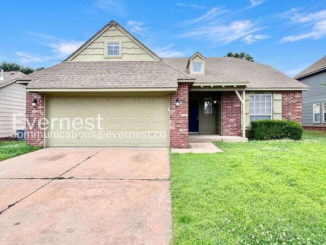 Building Photo - 4 Bed/2 Bath Home with Fenced Yard & Garage / Pet-Friendly / Available Now!