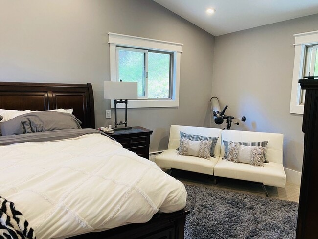 Building Photo - Executive Rental Fully Furnished PERFECT GETAWAY, MOUNTAIN RETREAT WITHIN TOWN!!