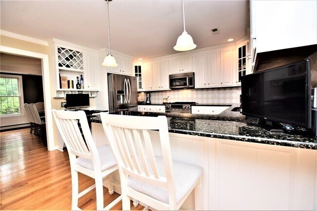 Building Photo - 398 Davis St