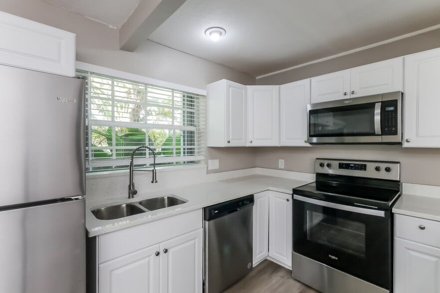 Building Photo - 1001 SW 25th Ave