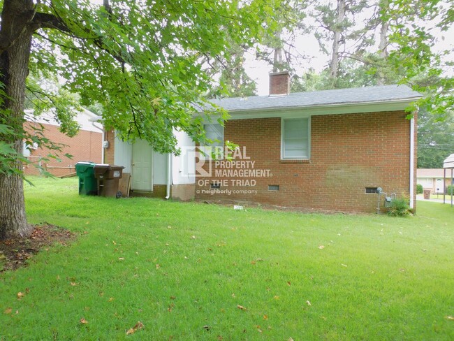 Building Photo - 3 Bedroom Home with New Carpet & New Paint...