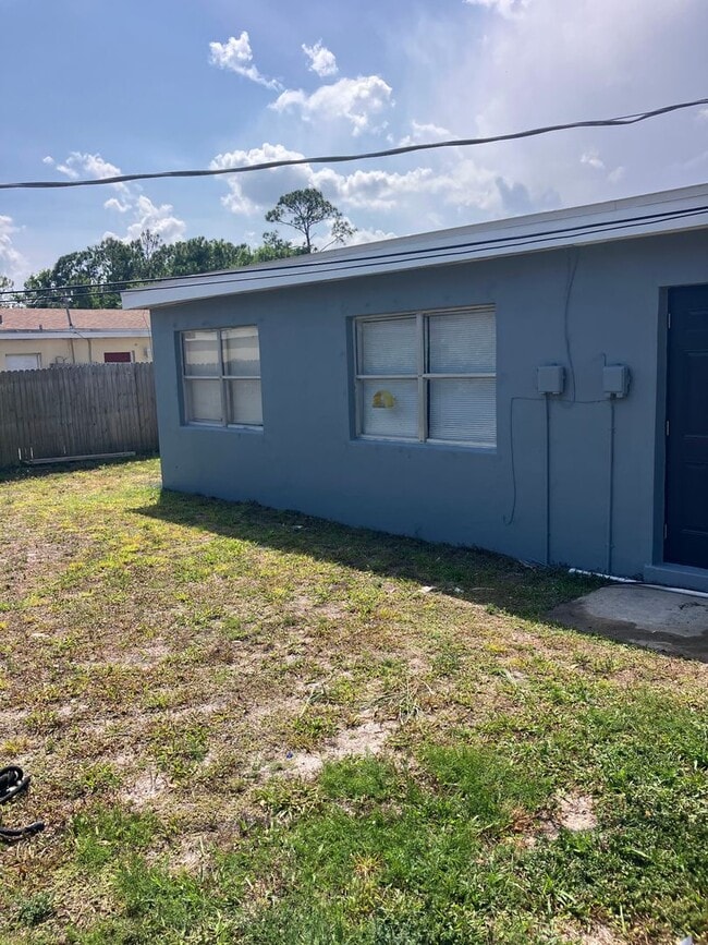 Building Photo - 3 BED 1 BATH DUPLEX. FENCED YARD!