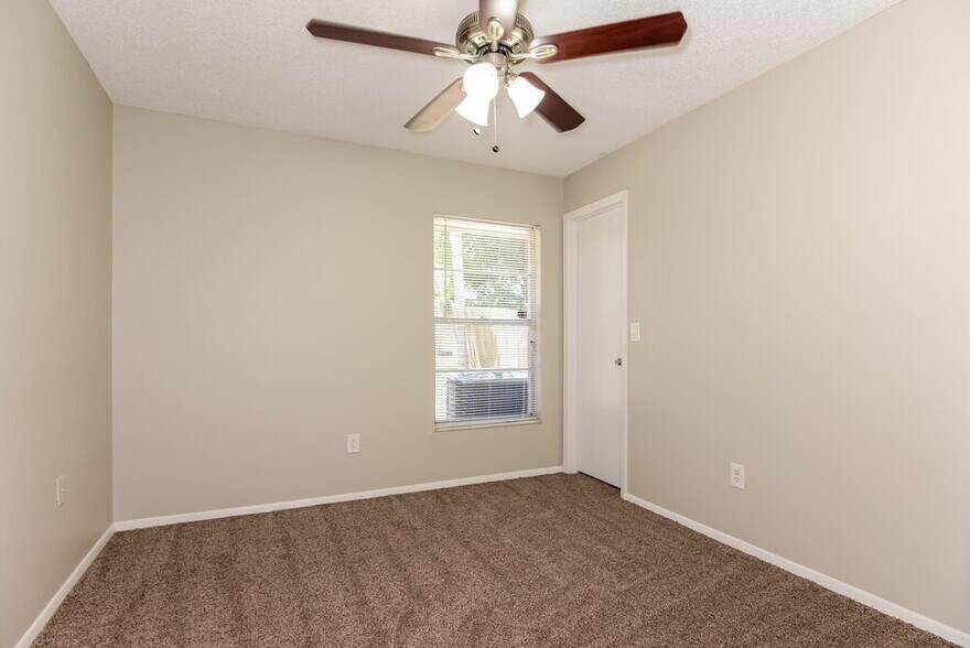 Building Photo - 1428 High Knoll Dr