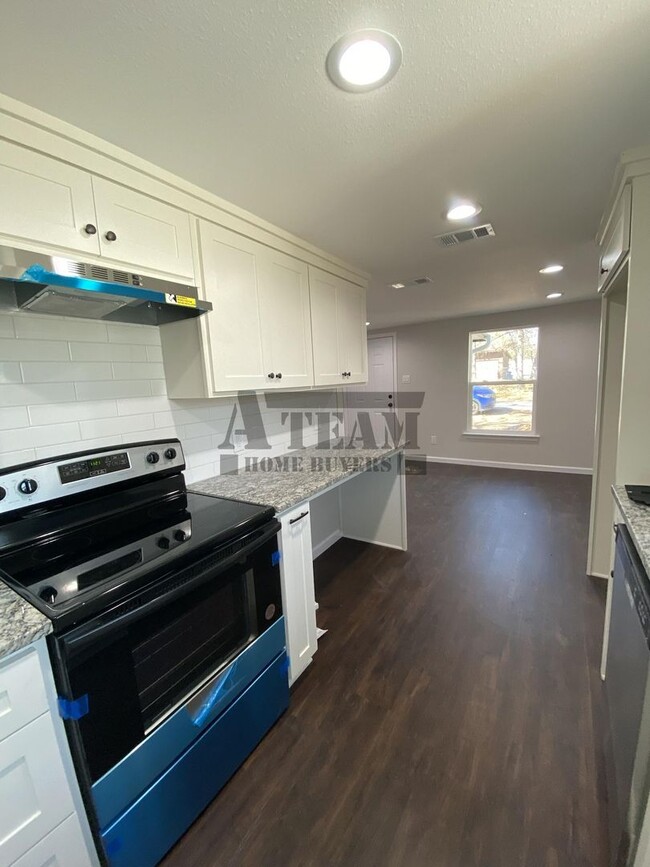 Building Photo - Fully Remodeled 2 Bedroom 1 Bathroom in To...