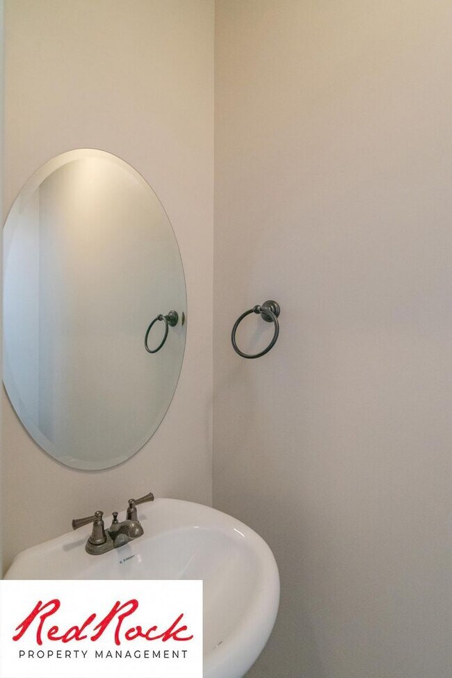 Building Photo - 3 Bedroom Townhome in Buena Vista Community