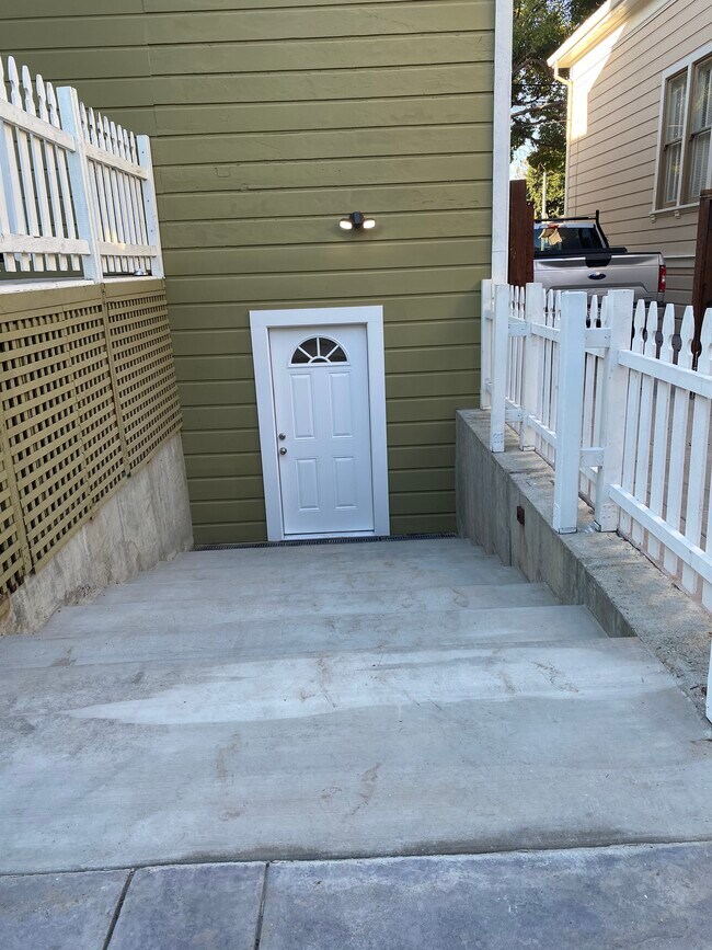 Private entrance - 968 Cinnabar St