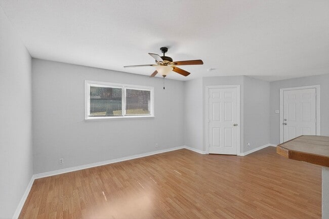 Building Photo - 1900 Mimosa Dr