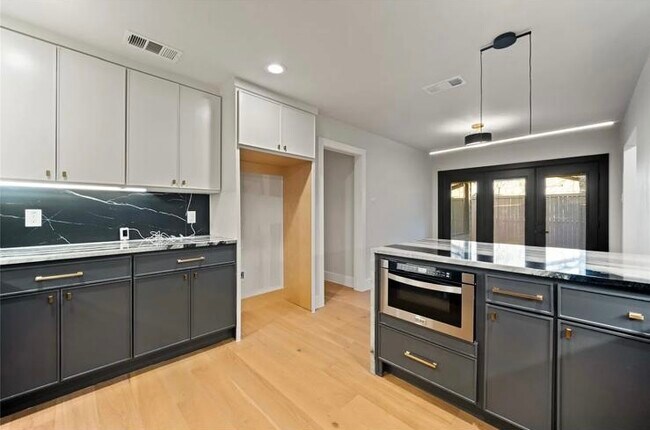 Building Photo - 7639 Royal Ln