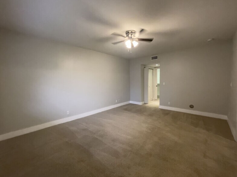 Building Photo - 64 Isle Of Venice Dr