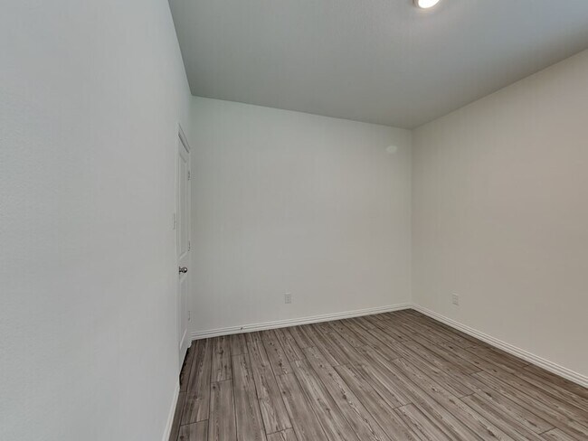 Building Photo - 5604 Elwood Dr