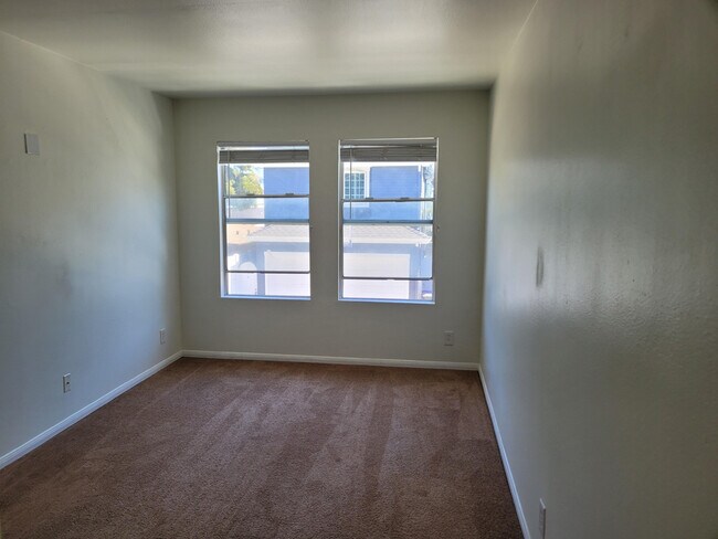 Building Photo - 433 E Ave