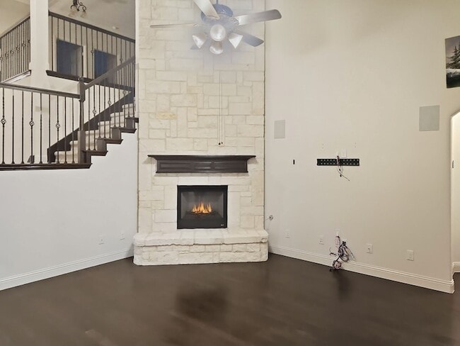 Building Photo - 5325 Center Hill Dr