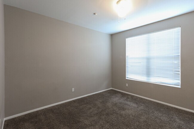 Building Photo - 3 Bedroom First Floor Condo Convenient To Nellis AFB