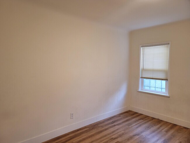Building Photo - 448 S Woods Ave