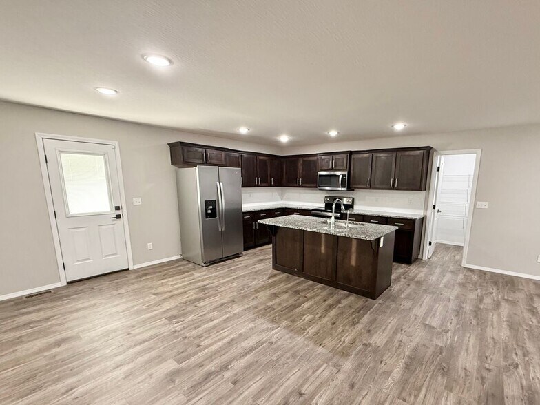 Building Photo - 633 S Southgate Dr