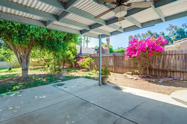 Building Photo - Beautiful 3 Bedroom + Den Home in the Foot...