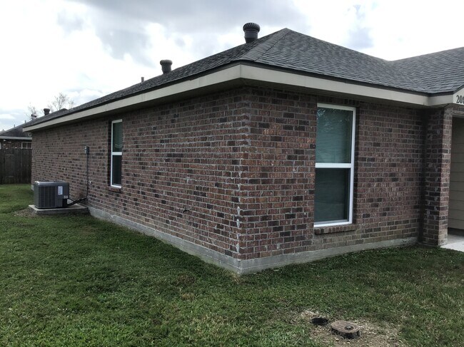 Side View - 208 Sagewood Dr