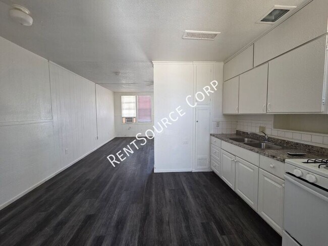 Building Photo - 250 Juniper St