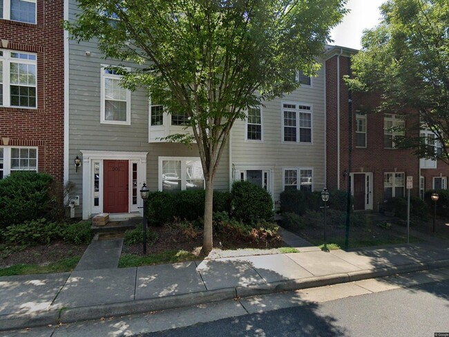 Primary Photo - Beautiful townhome - 4BR, 2.5 Ba in a grea...