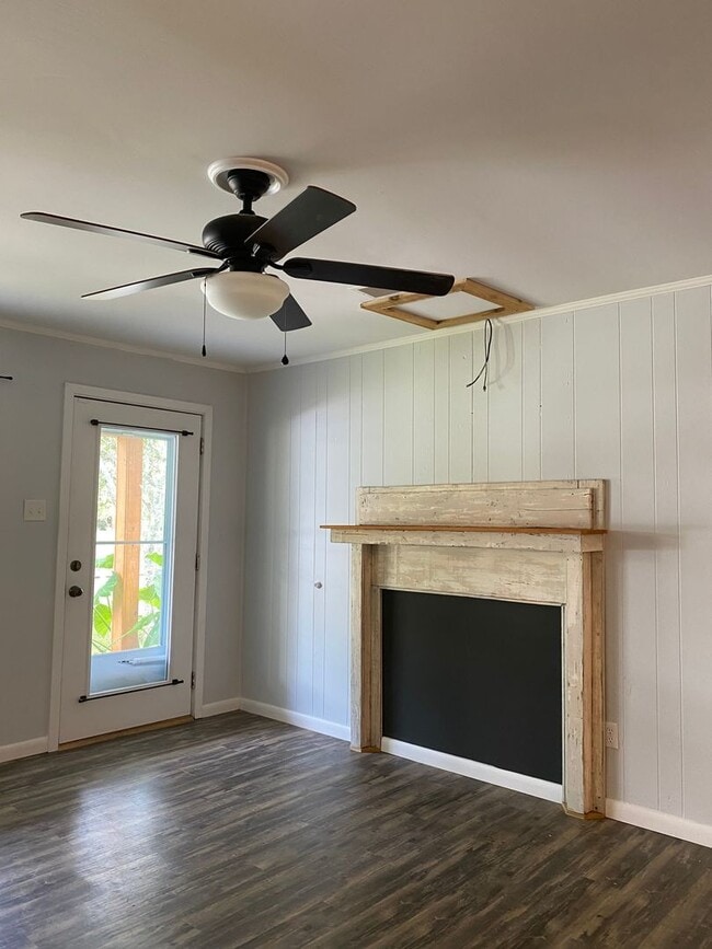 Building Photo - Charming updated 2 Bedroom, 2 full bath ho...