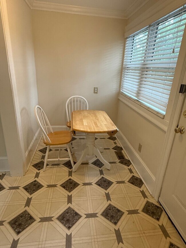 Building Photo - Spacious 1 Bedroom Convenient to Downtown ...