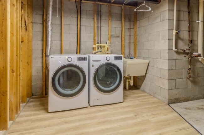 Building Photo - Bright, Beautiful, and Effortlessly Move-In Ready