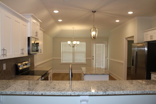Building Photo - 921 Holbrook Dr