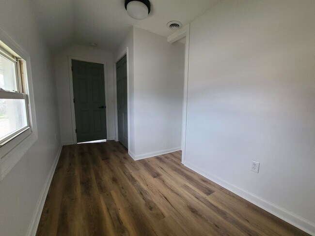 Building Photo - 556 Broadway St