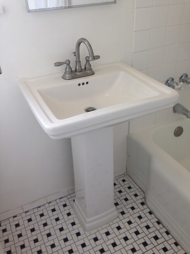 Building Photo - 2709-2711 Broadway Ave