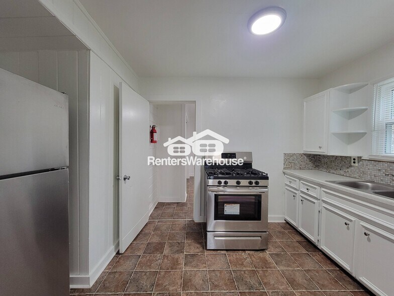 Building Photo - 1056 Regent St SW