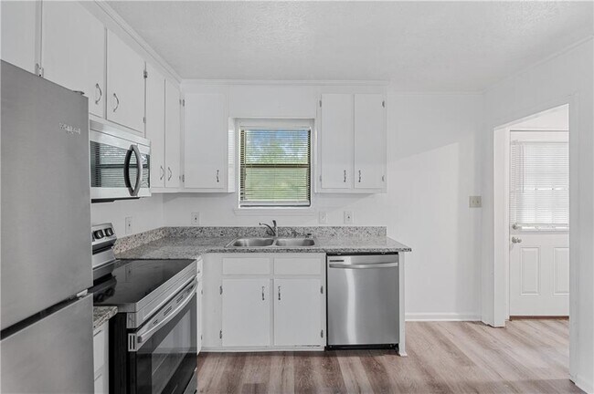 Building Photo - 200 Tanglewood Dr
