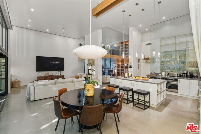 Building Photo - 1849 Fox Hills Dr