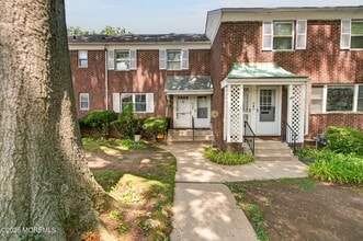 Building Photo - 11 Manor Dr